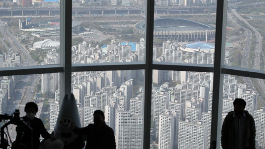 서울 송파구 롯데월드타워 전망대인 서울스카이서 바라본 잠실 아파트 일대. <연합뉴스>